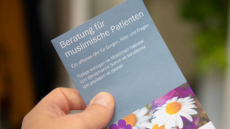 Nahaufnahme einer Infobroschüre mit Titel: Beratung für muslimische Patienten.
